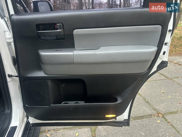 Белый Тойота Секвойя, объемом двигателя 5.7 л и пробегом 213 тыс. км за 25500 $, фото 22 на Automoto.ua