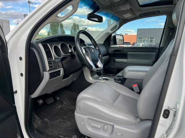 Білий Тойота Секвойя, об'ємом двигуна 5.7 л та пробігом 215 тис. км за 23500 $, фото 5 на Automoto.ua