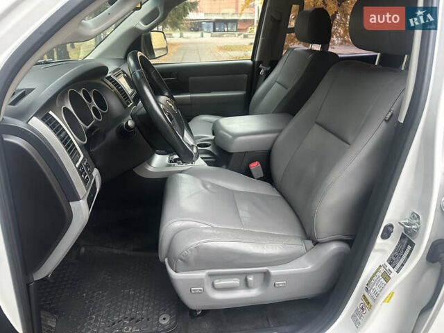 Белый Тойота Секвойя, объемом двигателя 5.7 л и пробегом 213 тыс. км за 25500 $, фото 16 на Automoto.ua