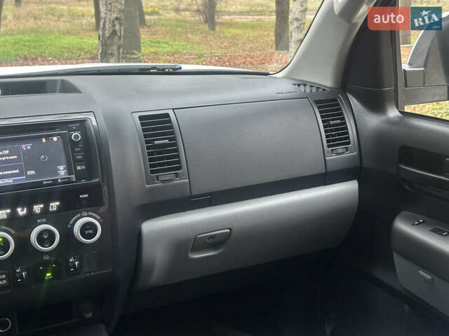 Белый Тойота Секвойя, объемом двигателя 5.7 л и пробегом 213 тыс. км за 25500 $, фото 31 на Automoto.ua