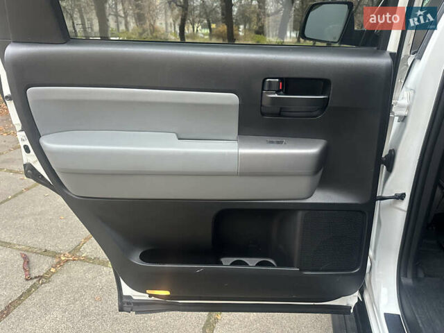 Белый Тойота Секвойя, объемом двигателя 5.7 л и пробегом 213 тыс. км за 25500 $, фото 17 на Automoto.ua