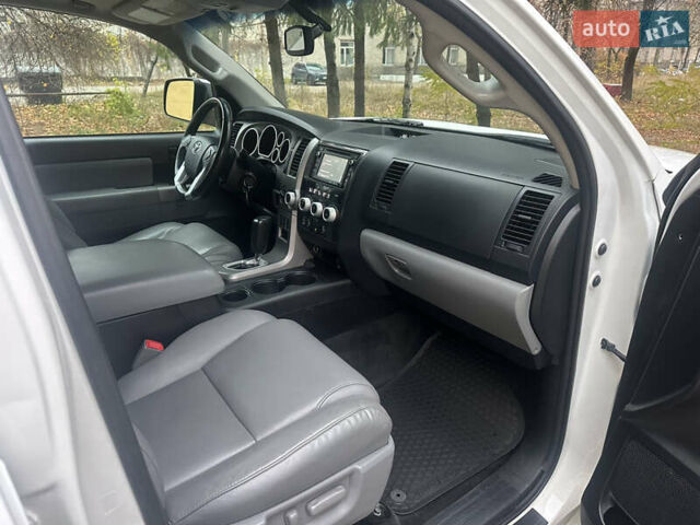 Белый Тойота Секвойя, объемом двигателя 5.7 л и пробегом 213 тыс. км за 25500 $, фото 26 на Automoto.ua
