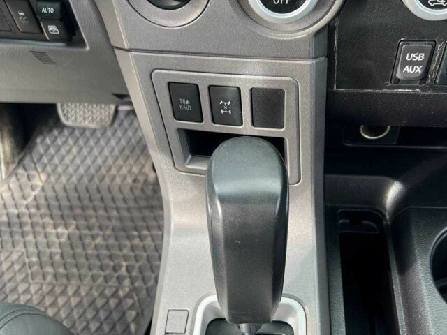 Білий Тойота Секвойя, об'ємом двигуна 5.7 л та пробігом 215 тис. км за 23500 $, фото 12 на Automoto.ua