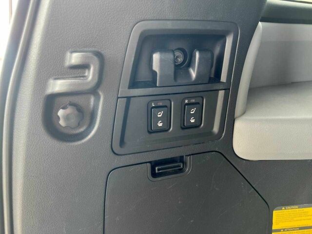 Білий Тойота Секвойя, об'ємом двигуна 5.7 л та пробігом 215 тис. км за 23500 $, фото 17 на Automoto.ua