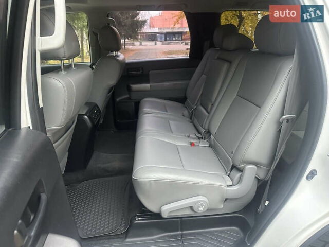 Белый Тойота Секвойя, объемом двигателя 5.7 л и пробегом 213 тыс. км за 25500 $, фото 19 на Automoto.ua