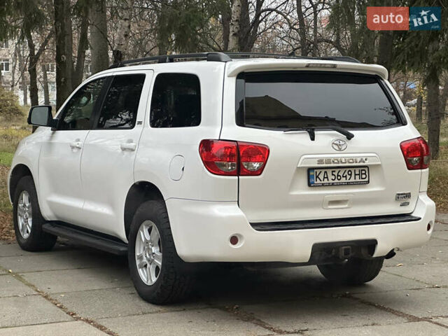 Белый Тойота Секвойя, объемом двигателя 5.7 л и пробегом 213 тыс. км за 25500 $, фото 7 на Automoto.ua