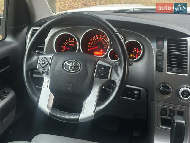 Белый Тойота Секвойя, объемом двигателя 5.7 л и пробегом 213 тыс. км за 25500 $, фото 29 на Automoto.ua