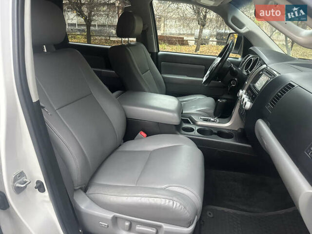 Белый Тойота Секвойя, объемом двигателя 5.7 л и пробегом 213 тыс. км за 25500 $, фото 27 на Automoto.ua