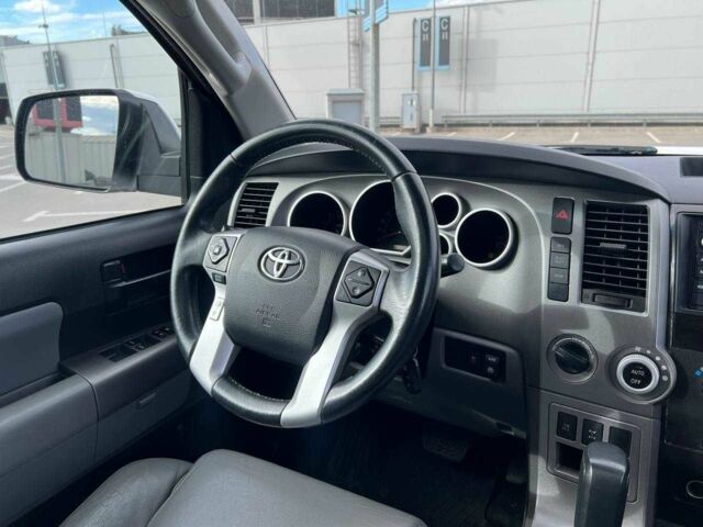 Білий Тойота Секвойя, об'ємом двигуна 5.7 л та пробігом 215 тис. км за 23500 $, фото 8 на Automoto.ua