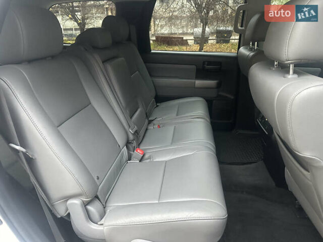 Белый Тойота Секвойя, объемом двигателя 5.7 л и пробегом 213 тыс. км за 25500 $, фото 24 на Automoto.ua