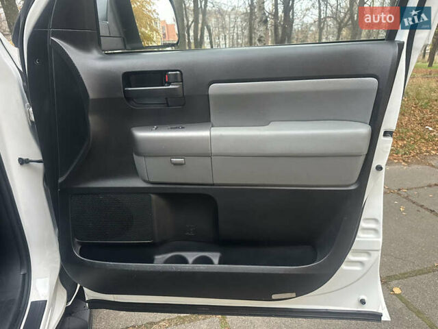 Белый Тойота Секвойя, объемом двигателя 5.7 л и пробегом 213 тыс. км за 25500 $, фото 25 на Automoto.ua