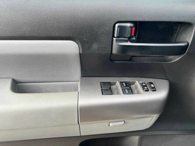 Білий Тойота Секвойя, об'ємом двигуна 5.7 л та пробігом 215 тис. км за 23500 $, фото 13 на Automoto.ua