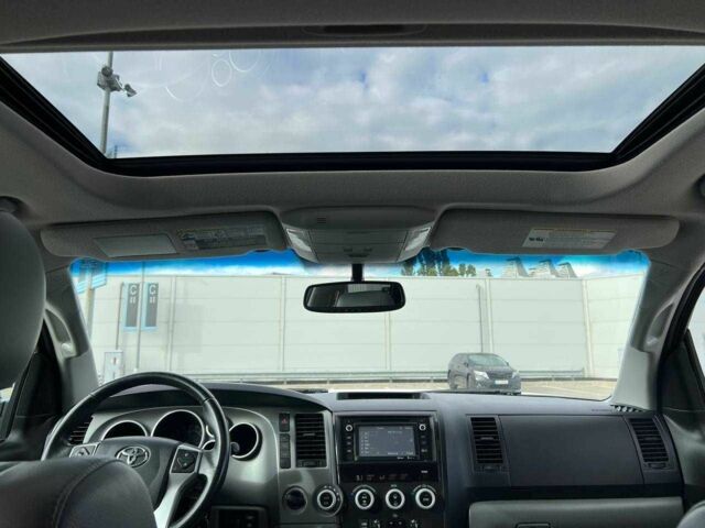 Білий Тойота Секвойя, об'ємом двигуна 5.7 л та пробігом 215 тис. км за 23500 $, фото 11 на Automoto.ua