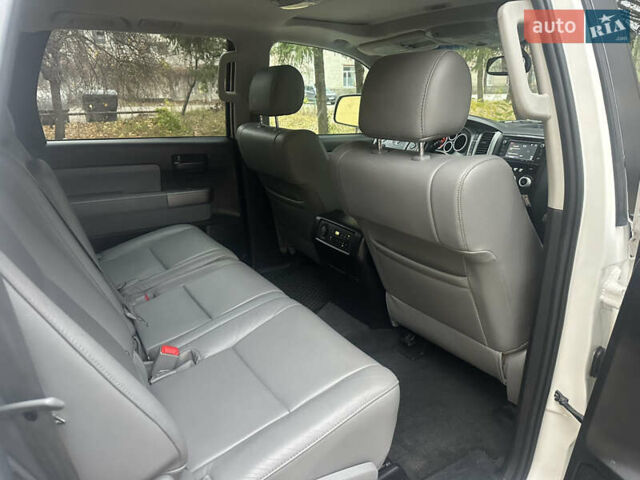Белый Тойота Секвойя, объемом двигателя 5.7 л и пробегом 213 тыс. км за 25500 $, фото 23 на Automoto.ua