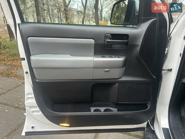 Белый Тойота Секвойя, объемом двигателя 5.7 л и пробегом 213 тыс. км за 25500 $, фото 13 на Automoto.ua