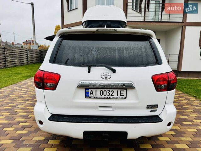 Белый Тойота Секвойя, объемом двигателя 5.7 л и пробегом 148 тыс. км за 37500 $, фото 5 на Automoto.ua