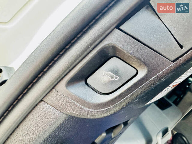Белый Тойота Секвойя, объемом двигателя 5.7 л и пробегом 148 тыс. км за 37500 $, фото 31 на Automoto.ua