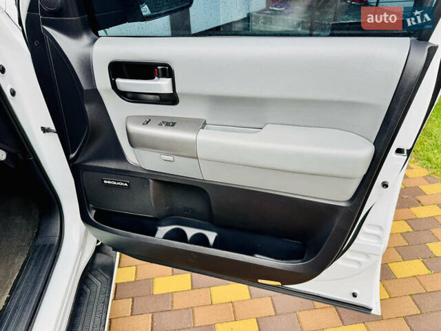 Белый Тойота Секвойя, объемом двигателя 5.7 л и пробегом 148 тыс. км за 37500 $, фото 16 на Automoto.ua