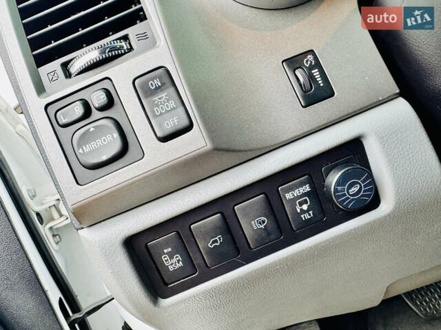 Белый Тойота Секвойя, объемом двигателя 5.7 л и пробегом 148 тыс. км за 37500 $, фото 21 на Automoto.ua