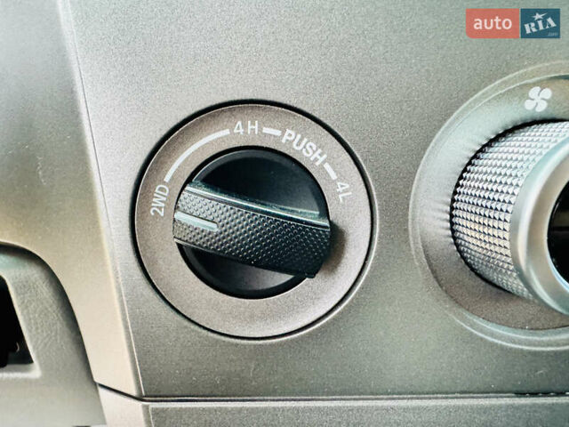 Белый Тойота Секвойя, объемом двигателя 5.7 л и пробегом 148 тыс. км за 37500 $, фото 26 на Automoto.ua