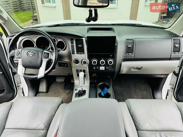 Белый Тойота Секвойя, объемом двигателя 5.7 л и пробегом 148 тыс. км за 37500 $, фото 19 на Automoto.ua