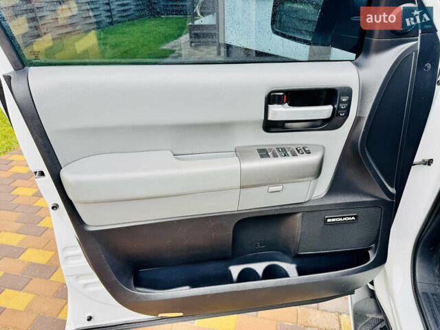 Белый Тойота Секвойя, объемом двигателя 5.7 л и пробегом 148 тыс. км за 37500 $, фото 10 на Automoto.ua