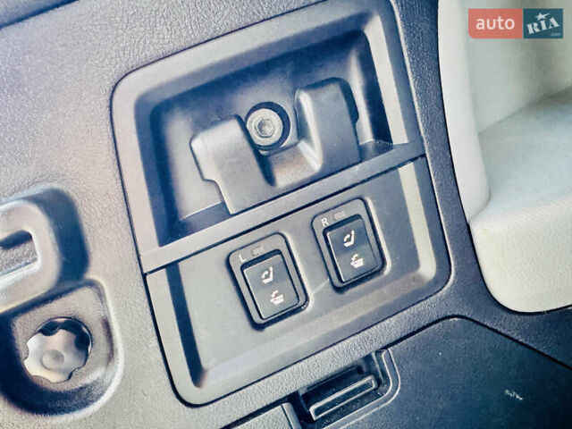 Белый Тойота Секвойя, объемом двигателя 5.7 л и пробегом 148 тыс. км за 37500 $, фото 30 на Automoto.ua