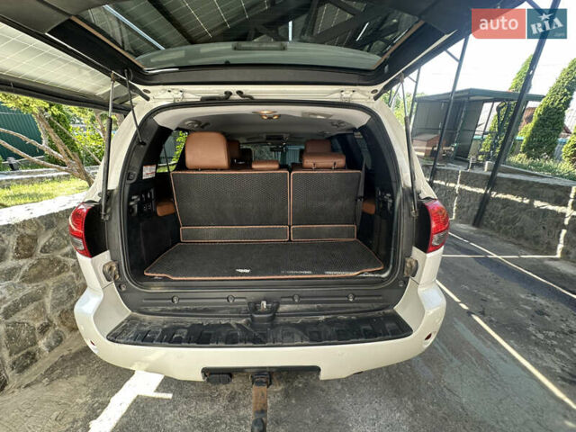 Белый Тойота Секвойя, объемом двигателя 5.66 л и пробегом 225 тыс. км за 33000 $, фото 3 на Automoto.ua