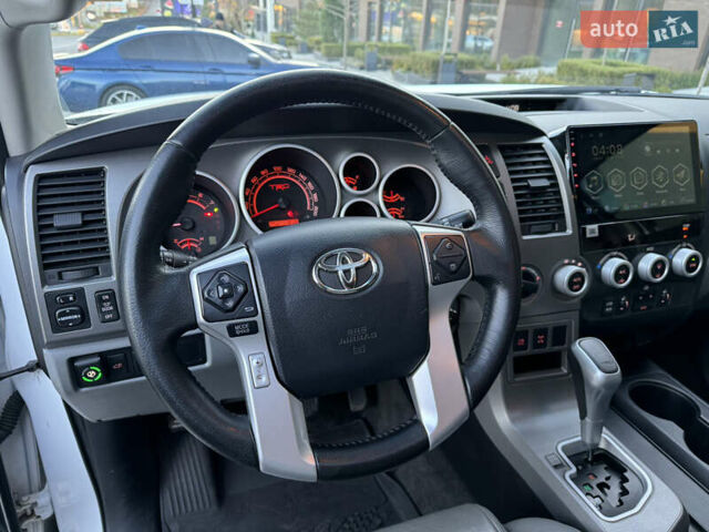 Білий Тойота Секвойя, об'ємом двигуна 5.7 л та пробігом 235 тис. км за 28990 $, фото 19 на Automoto.ua