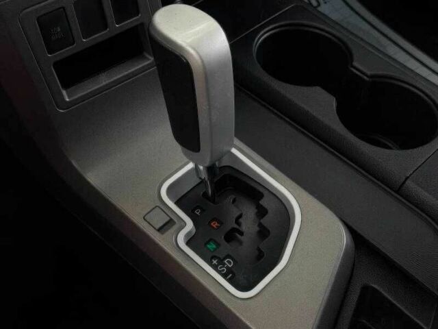 Белый Тойота Секвойя, объемом двигателя 5.7 л и пробегом 134 тыс. км за 19800 $, фото 11 на Automoto.ua