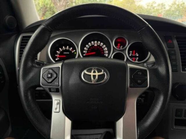 Белый Тойота Секвойя, объемом двигателя 5.7 л и пробегом 134 тыс. км за 19800 $, фото 7 на Automoto.ua