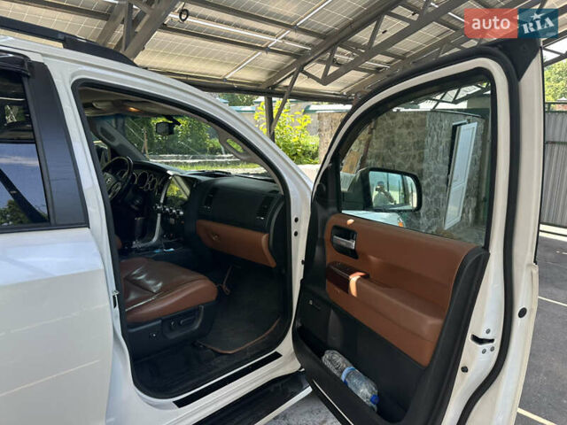 Белый Тойота Секвойя, объемом двигателя 5.66 л и пробегом 225 тыс. км за 33000 $, фото 5 на Automoto.ua