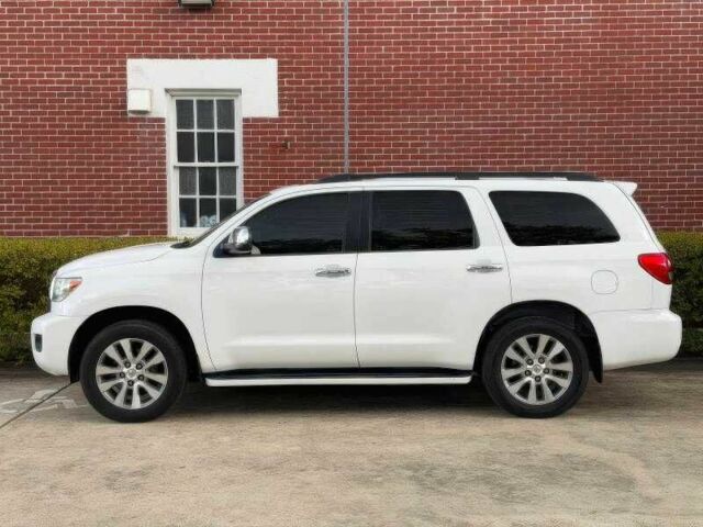 Белый Тойота Секвойя, объемом двигателя 5.7 л и пробегом 134 тыс. км за 19800 $, фото 1 на Automoto.ua