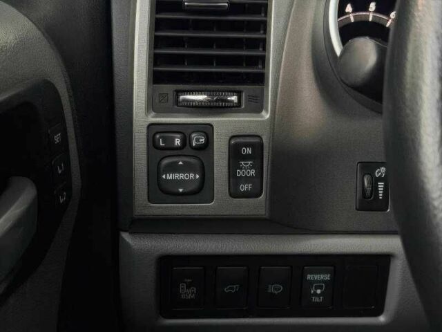 Белый Тойота Секвойя, объемом двигателя 5.7 л и пробегом 134 тыс. км за 19800 $, фото 6 на Automoto.ua