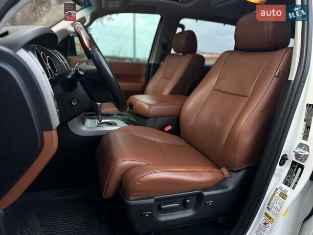 Білий Тойота Секвойя, об'ємом двигуна 5.66 л та пробігом 164 тис. км за 39000 $, фото 16 на Automoto.ua