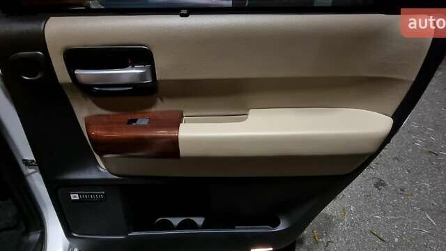Білий Тойота Секвойя, об'ємом двигуна 5.66 л та пробігом 197 тис. км за 37000 $, фото 5 на Automoto.ua