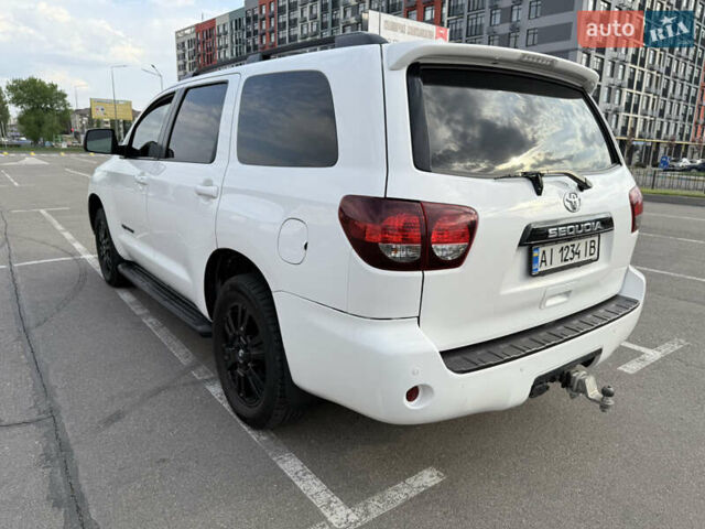 Білий Тойота Секвойя, об'ємом двигуна 5.66 л та пробігом 167 тис. км за 34999 $, фото 4 на Automoto.ua