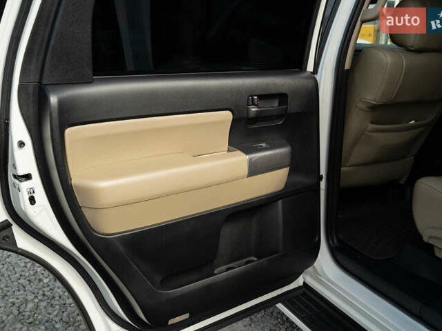 Белый Тойота Секвойя, объемом двигателя 5.66 л и пробегом 139 тыс. км за 39900 $, фото 36 на Automoto.ua