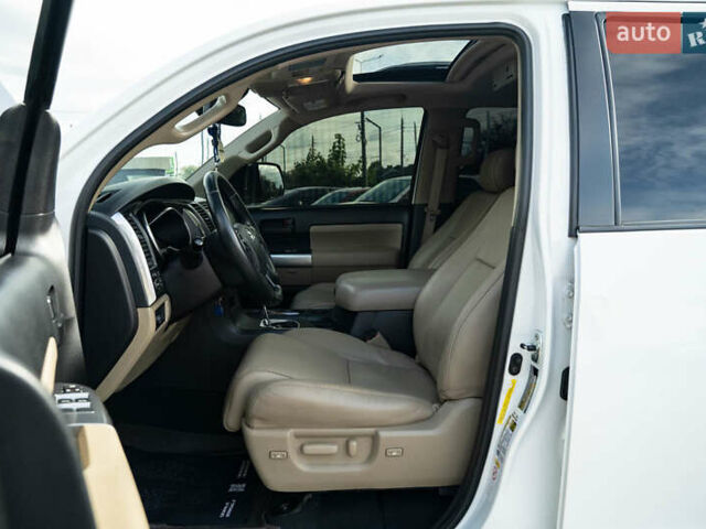 Белый Тойота Секвойя, объемом двигателя 5.66 л и пробегом 139 тыс. км за 39900 $, фото 16 на Automoto.ua