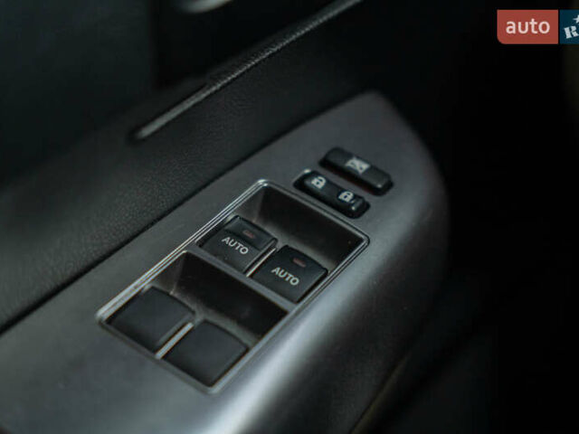 Белый Тойота Секвойя, объемом двигателя 5.66 л и пробегом 139 тыс. км за 39900 $, фото 19 на Automoto.ua