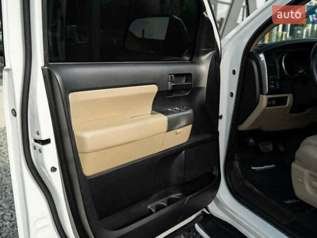 Белый Тойота Секвойя, объемом двигателя 5.66 л и пробегом 139 тыс. км за 39900 $, фото 17 на Automoto.ua