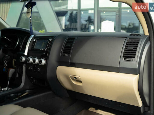 Белый Тойота Секвойя, объемом двигателя 5.66 л и пробегом 139 тыс. км за 39900 $, фото 31 на Automoto.ua