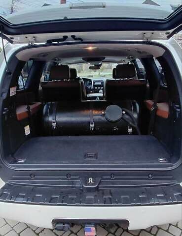 Белый Тойота Секвойя, объемом двигателя 5.66 л и пробегом 361 тыс. км за 34000 $, фото 10 на Automoto.ua