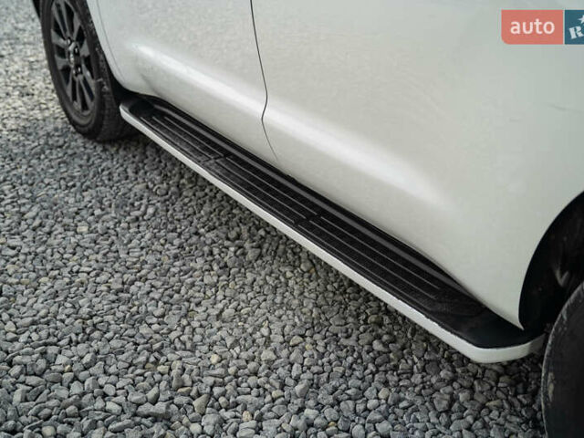 Белый Тойота Секвойя, объемом двигателя 5.66 л и пробегом 139 тыс. км за 39900 $, фото 15 на Automoto.ua