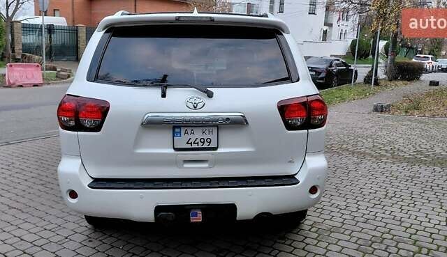 Белый Тойота Секвойя, объемом двигателя 5.66 л и пробегом 361 тыс. км за 34000 $, фото 3 на Automoto.ua