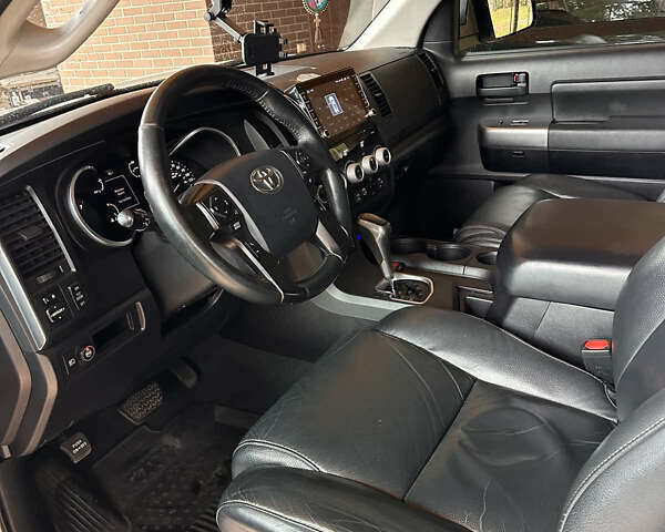 Белый Тойота Секвойя, объемом двигателя 5.66 л и пробегом 148 тыс. км за 37500 $, фото 5 на Automoto.ua