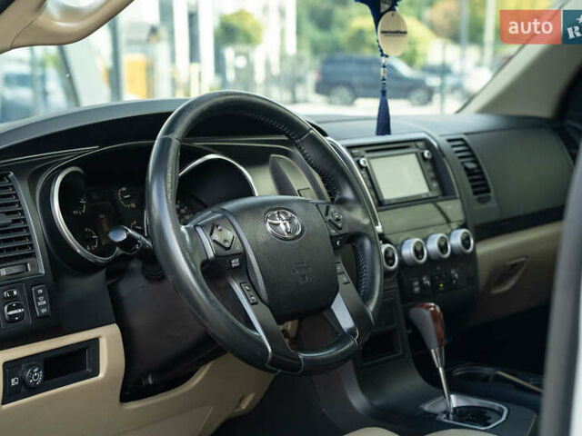 Белый Тойота Секвойя, объемом двигателя 5.66 л и пробегом 139 тыс. км за 39900 $, фото 21 на Automoto.ua