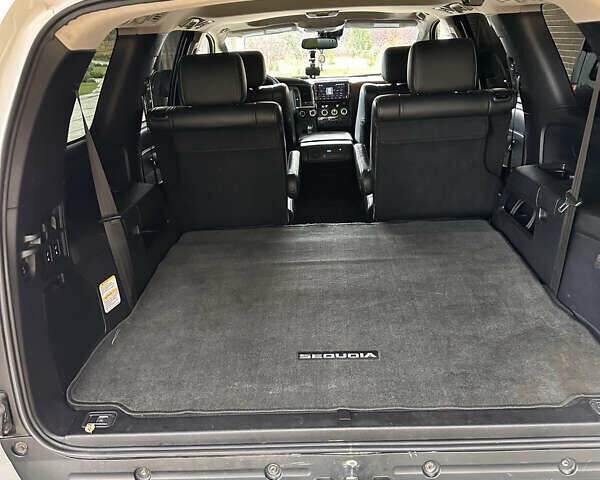 Белый Тойота Секвойя, объемом двигателя 5.66 л и пробегом 148 тыс. км за 37500 $, фото 9 на Automoto.ua