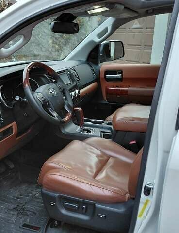 Белый Тойота Секвойя, объемом двигателя 5.66 л и пробегом 361 тыс. км за 34000 $, фото 7 на Automoto.ua