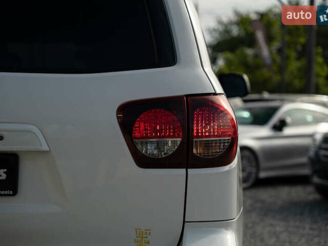 Белый Тойота Секвойя, объемом двигателя 5.66 л и пробегом 139 тыс. км за 39900 $, фото 8 на Automoto.ua
